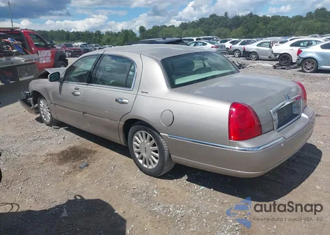 2003 Lincoln Town Car Signature z USA, uszkodzony, nr VIN 1LNHM82W13Y650707